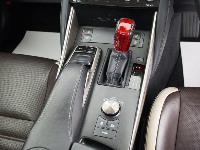 シフト周りです。スッキリとしつつも高級感や操作性を損なわない作りとなっております。