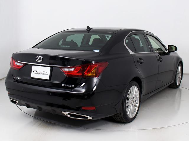 個性的なリアビューで御座います。精悍な佇まいは高級車ならではです。