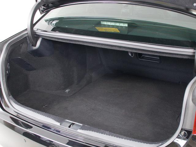 トランクが狭いと思っておりませんか？実際は大容量トランクです！旅行等の長距離ドライブも快適です！また、屋根付きスペースを完備しておりますので、夜間でも、雨でも雪の日だってゆっくりご覧頂けます。