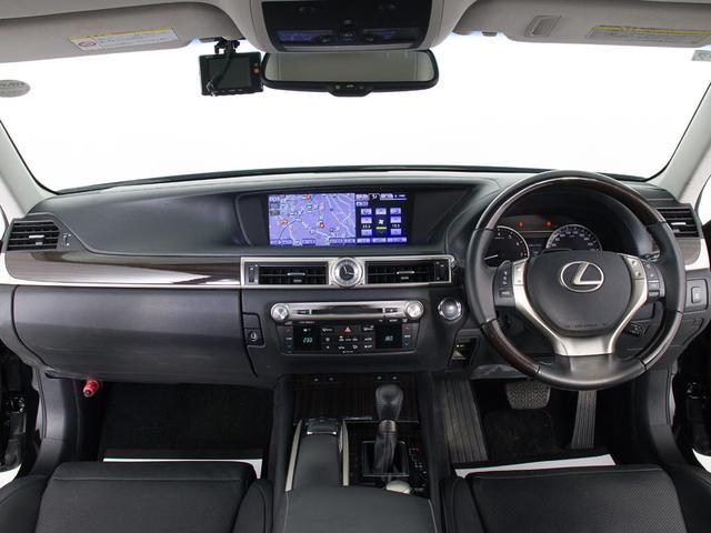 禁煙車です！室内は嫌なニオイも無く、すごく綺麗な状態です！禁煙車・・特にセダンタイプのお車では少ないですよね！！タバコのニオイが苦手なお客様必見です！快適にご乗車頂けます！！