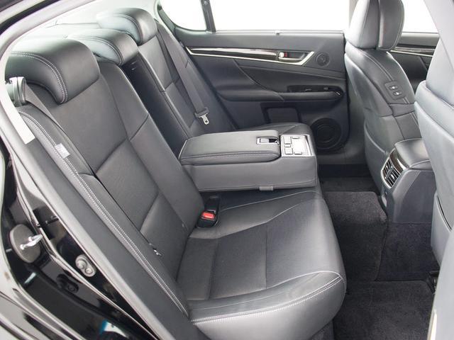 後席もＶＩＰ装備！後席センターコンソールの画像です！こちらのお車には、後席にもパワーシートが装備されています！更にオーディオなども後席から操作出来るなど豪華！ゲストに喜んで頂ける装備ですね！