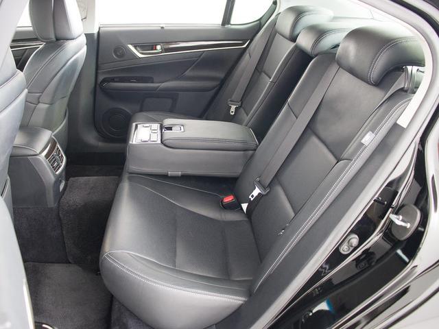 後席もＶＩＰ装備！後席センターコンソールの画像です！こちらのお車には、後席にもパワーシートが装備されています！更にオーディオなども後席から操作出来るなど豪華！ゲストに喜んで頂ける装備ですね！