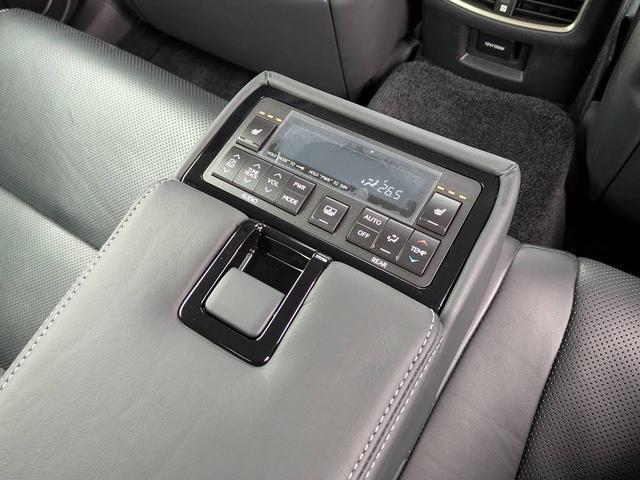 後席もＶＩＰ装備！後席センターコンソールの画像です！こちらのお車には、後席にもパワーシートが装備されています！更にオーディオなども後席から操作出来るなど豪華！ゲストに喜んで頂ける装備ですね！