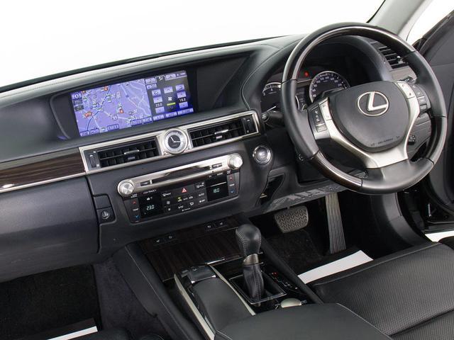 ★使いやすさや安全性を追求したステアリング周り！高級車ゆえにスイッチ類が多いのも特徴ですね！考え尽くされた配置ですぐに使いこなす事が出来ますのでご安心下さい！是非、体感してみて下さい！！