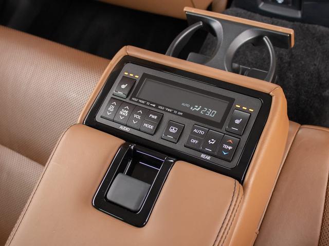 後席もＶＩＰ装備！後席センターコンソールの画像です！こちらのお車は、オーディオなども後席から操作出来るなど豪華！ゲストに喜んで頂ける装備ですね！