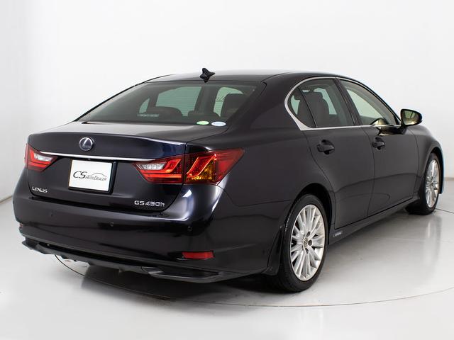 個性的なリアビューで御座います。精悍な佇まいは高級車ならではです。