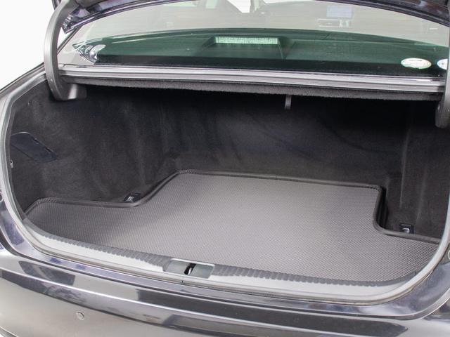 トランクが狭いと思っておりませんか？実際は大容量トランクです！旅行等の長距離ドライブも快適です！また、屋根付きスペースを完備しておりますので、夜間でも、雨でも雪の日だってゆっくりご覧頂けます。