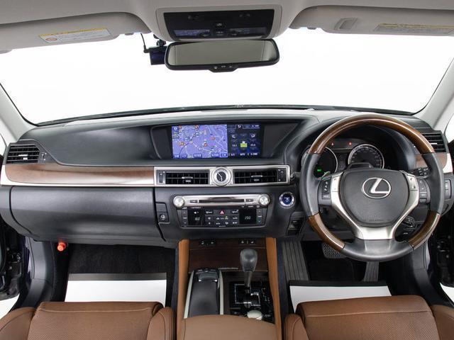 禁煙車です！室内は嫌なニオイも無く、すごく綺麗な状態です！禁煙車・・特にセダンタイプのお車では少ないですよね！！タバコのニオイが苦手なお客様必見です！快適にご乗車頂けます！！