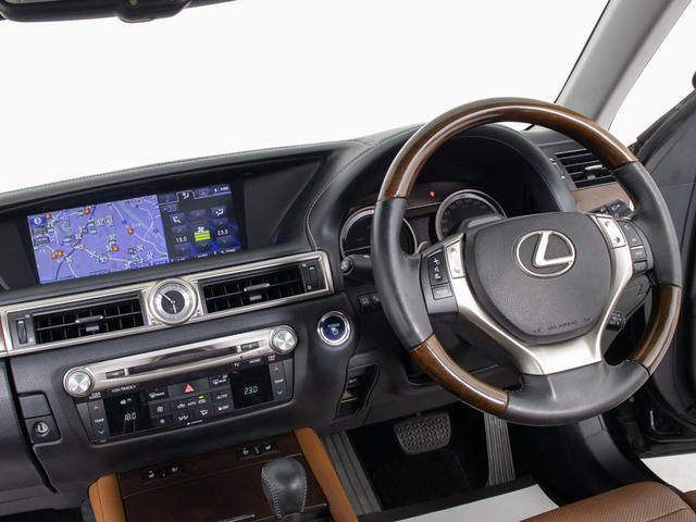 ★使いやすさや安全性を追求したステアリング周り！高級車ゆえにスイッチ類が多いのも特徴ですね！考え尽くされた配置ですぐに使いこなす事が出来ますのでご安心下さい！是非、体感してみて下さい！！