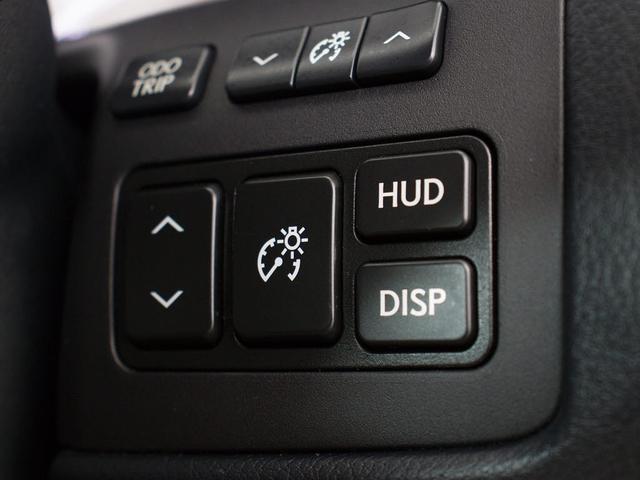 ヘッドアップ・ディスプレイ（ＨＵＤ）現在のスピードや、前方の車線情報など、運転に必要な情報を、目の前のウインドウガラスに表示する機能です。これにより、目線の移動が少なく済み、安全です。