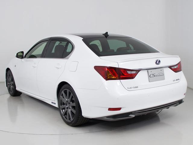 個性的なリアビューで御座います。精悍な佇まいは高級車ならではです。