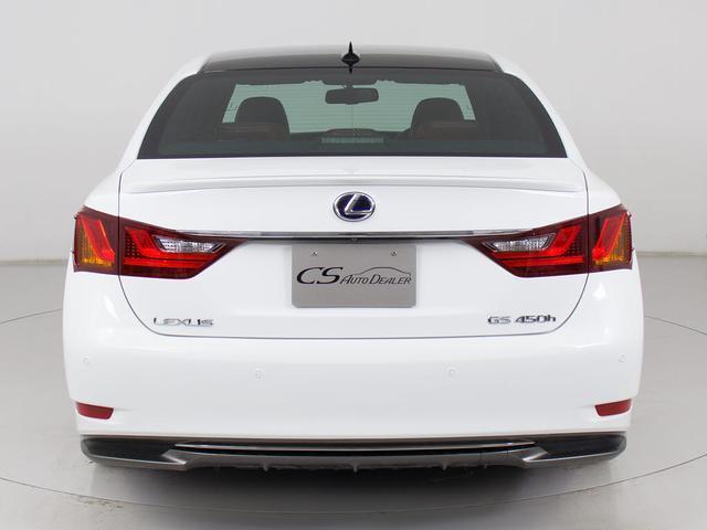 純正マルチ連動型のカラーバックモニター搭載。ギアをバックに入れると自動的に切り替わる優れものです。鮮明なカメラ画像にて車庫入れをサポートしてくれます。これで車庫入れも安心ですね。