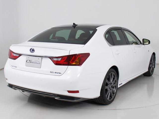 個性的なリアビューで御座います。精悍な佇まいは高級車ならではです。