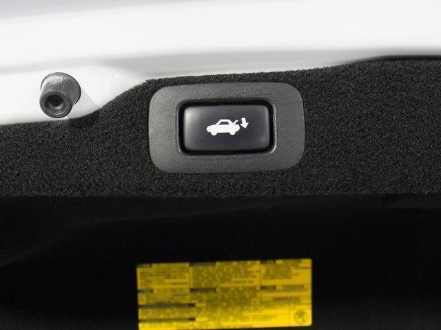 スイッチ操作でトランクリッドの自動開閉が行えます。電子キー本体のワイヤレス機能や運転席のスイッチからでもオープン操作が可能です！高級車ならではの快適装備です！！