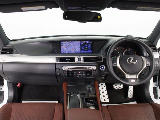 禁煙車です！室内は嫌なニオイも無く、すごく綺麗な状態です！禁煙車・・特にセダンタイプのお車では少ないですよね！！タバコのニオイが苦手なお客様必見です！快適にご乗車頂けます！！