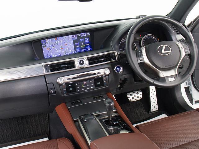 ★使いやすさや安全性を追求したステアリング周り！高級車ゆえにスイッチ類が多いのも特徴ですね！考え尽くされた配置ですぐに使いこなす事が出来ますのでご安心下さい！是非、体感してみて下さい！！