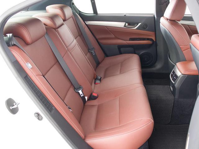 赤革、茶革、黒革、白革、黒×赤コンビ革・・・お好みの色で新品本革シートを作成できます！オリジナル本革でカーライフを満喫はいかがでしょうか？ご興味ある方は、デザイン等含め当社までお問い合わせください！