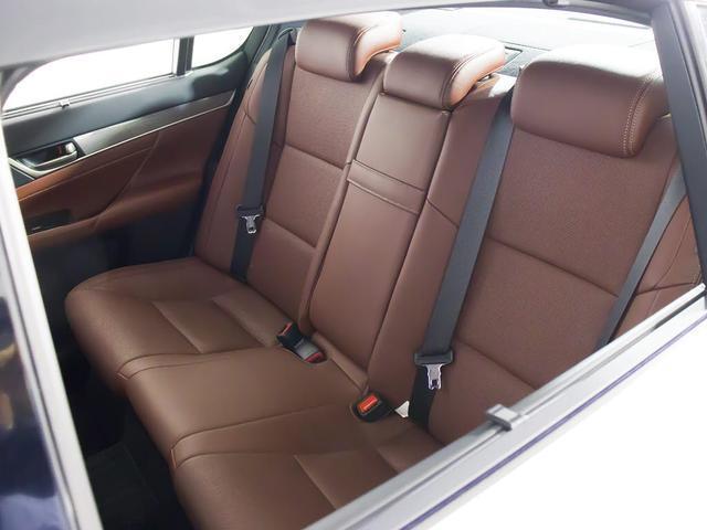 Ｆスポーツ専用本革シート！！お好みはいかがですか？当社では、お好みの色で新品本革シートを作成することもできます！！