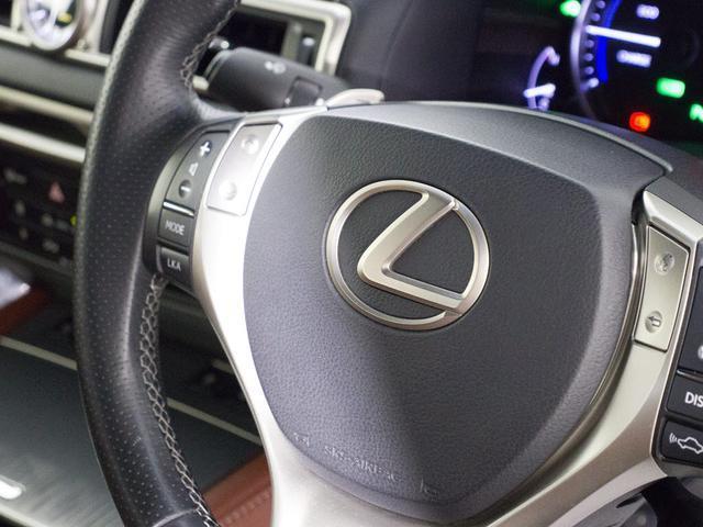 ★使いやすさや安全性を追求したステアリング周り！高級車ゆえにスイッチ類が多いのも特徴ですね！考え尽くされた配置ですぐに使いこなす事が出来ますのでご安心下さい！是非、体感してみて下さい！！