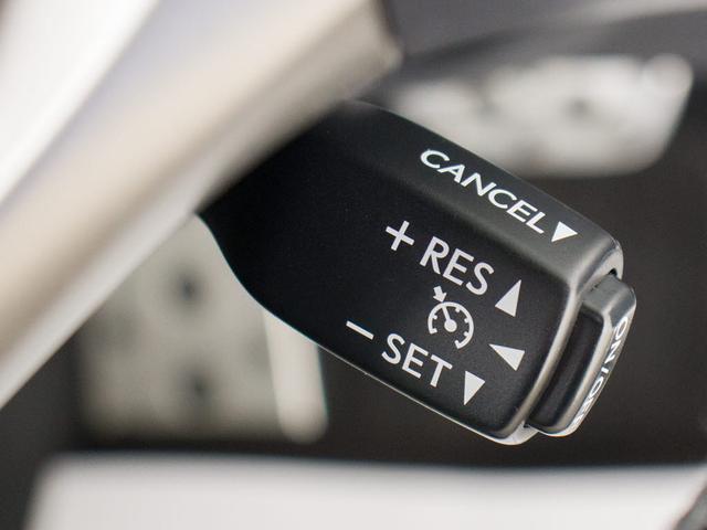 【オートクルーズコントロール】搭載。アクセル操作なしでも車が自動でスピードを保ってくれる機能です長距離の高速は楽々です