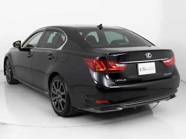 個性的なリアビューで御座います。精悍な佇まいは高級車ならではです。