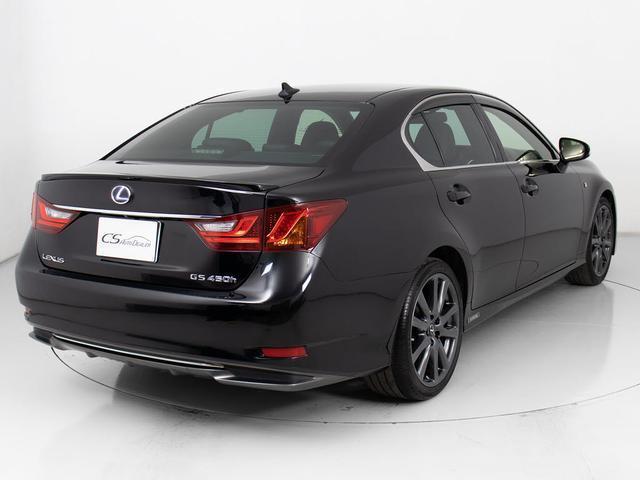 個性的なリアビューで御座います。精悍な佇まいは高級車ならではです。