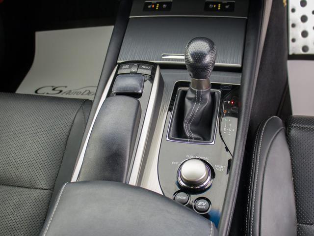 シフト周りです。スッキリとしつつも高級感や操作性を損なわない作りとなっております。