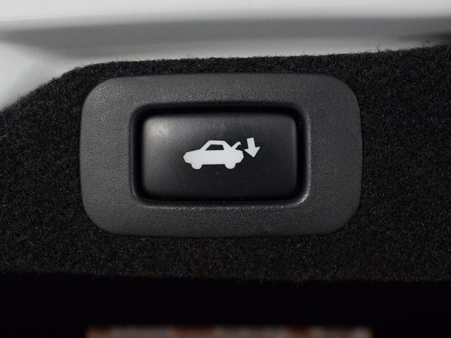 スイッチ操作でトランクリッドの自動開閉が行えます。電子キー本体のワイヤレス機能や運転席のスイッチからでもオープン操作が可能です！高級車ならではの快適装備です！！