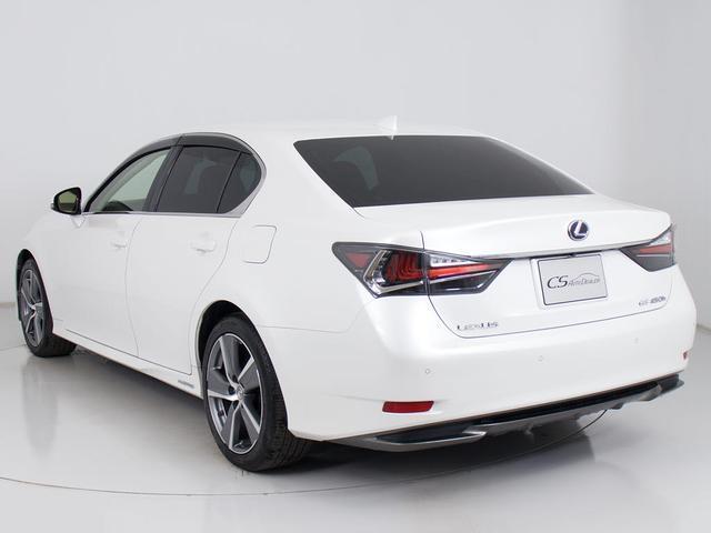 個性的なリアビューで御座います。精悍な佇まいは高級車ならではです。