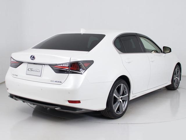 個性的なリアビューで御座います。精悍な佇まいは高級車ならではです。