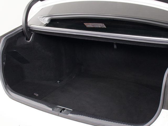 トランクが狭いと思っておりませんか？実際は大容量トランクです！旅行等の長距離ドライブも快適です！また、屋根付きスペースを完備しておりますので、夜間でも、雨でも雪の日だってゆっくりご覧頂けます。