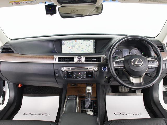 禁煙車です！室内は嫌なニオイも無く、すごく綺麗な状態です！禁煙車・・特にセダンタイプのお車では少ないですよね！！タバコのニオイが苦手なお客様必見です！快適にご乗車頂けます！！