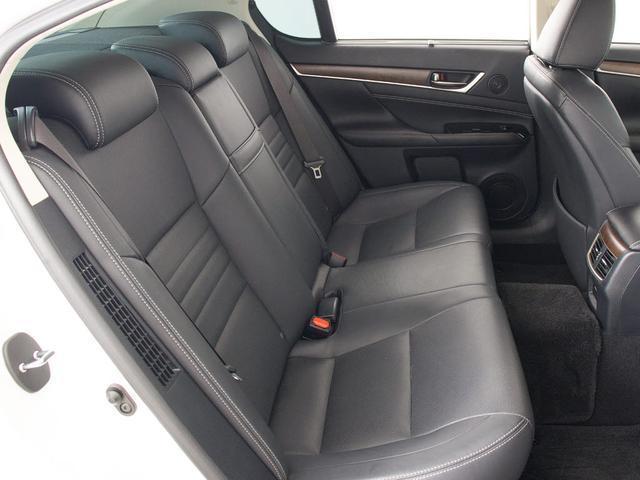 赤革、茶革、黒革、白革、黒×赤コンビ革・・・お好みの色で新品本革シートを作成できます！オリジナル本革でカーライフを満喫はいかがでしょうか？ご興味ある方は、デザイン等含め当社までお問い合わせください！