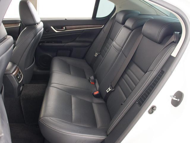 赤革、茶革、黒革、白革、黒×赤コンビ革・・・お好みの色で新品本革シートを作成できます！オリジナル本革でカーライフを満喫はいかがでしょうか？ご興味ある方は、デザイン等含め当社までお問い合わせください！