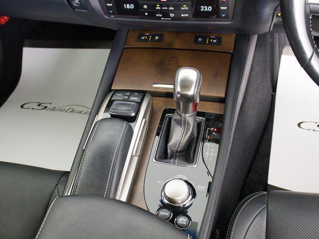 シフト周りです。スッキリとしつつも高級感や操作性を損なわない作りとなっております。