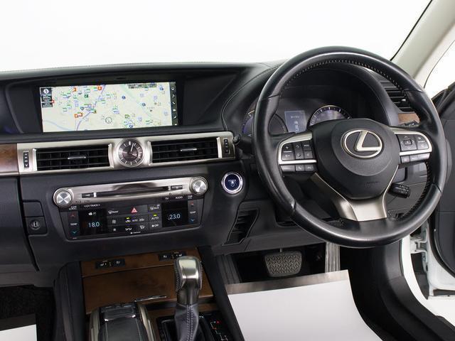 ★使いやすさや安全性を追求したステアリング周り！高級車ゆえにスイッチ類が多いのも特徴ですね！考え尽くされた配置ですぐに使いこなす事が出来ますのでご安心下さい！是非、体感してみて下さい！！