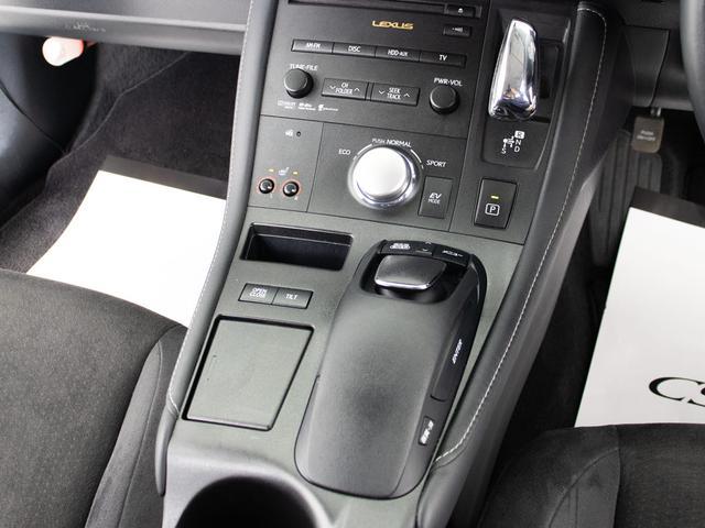 シフト周りです。スッキリとしつつも高級感や操作性を損なわない作りとなっております。