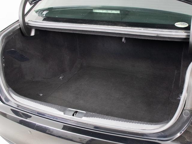 トランクが狭いと思っておりませんか？実際は大容量トランクです！旅行等の長距離ドライブも快適です！また、屋根付きスペースを完備しておりますので、夜間でも、雨でも雪の日だってゆっくりご覧頂けます。
