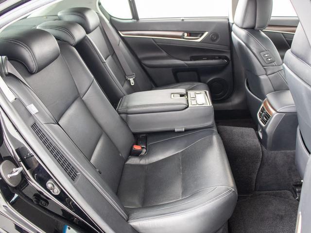 後席もＶＩＰ装備！後席センターコンソールの画像です！こちらのお車には、後席にもパワーシートが装備されています！更にオーディオなども後席から操作出来るなど豪華！ゲストに喜んで頂ける装備ですね！