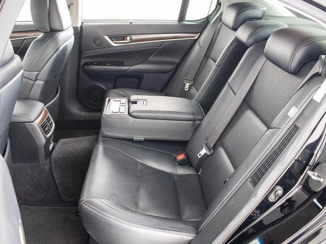 後席もＶＩＰ装備！後席センターコンソールの画像です！こちらのお車には、後席にもパワーシートが装備されています！更にオーディオなども後席から操作出来るなど豪華！ゲストに喜んで頂ける装備ですね！