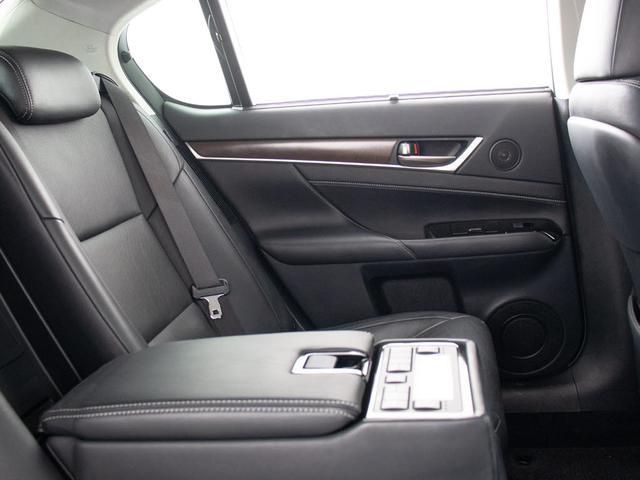 後席もＶＩＰ装備！後席センターコンソールの画像です！こちらのお車には、後席にもパワーシートが装備されています！更にオーディオなども後席から操作出来るなど豪華！ゲストに喜んで頂ける装備ですね！