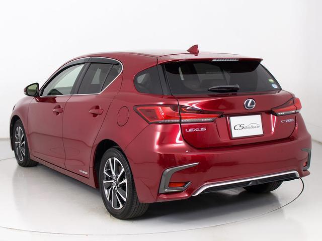 個性的なリアビューで御座います。精悍な佇まいは高級車ならではです。