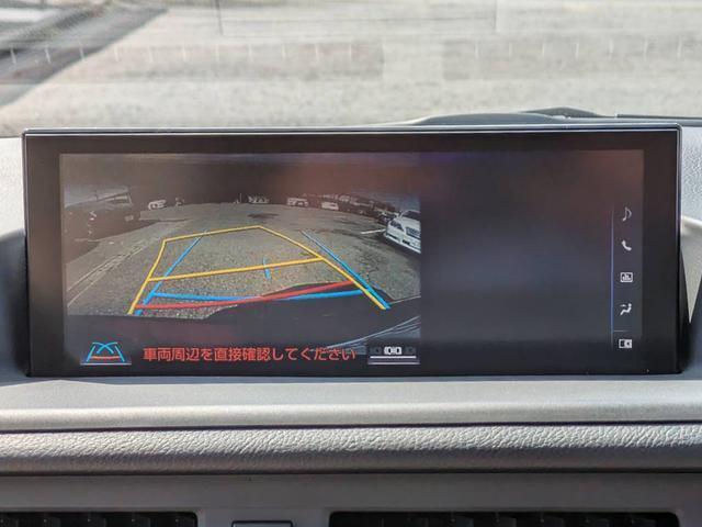 カラーバックカメラが付いています！バックにギアを入れると、後方視界が自動的にマルチ画面に映し出されます！夜も明るく見えますので、すごく便利！！一度使うとカメラ無しには乗りたくない程！