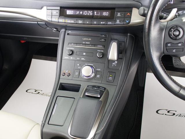 シフト周りです。スッキリとしつつも高級感や操作性を損なわない作りとなっております。