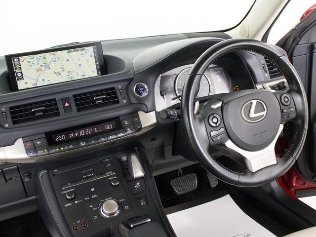 ★使いやすさや安全性を追求したステアリング周り！高級車ゆえにスイッチ類が多いのも特徴ですね！考え尽くされた配置ですぐに使いこなす事が出来ますのでご安心下さい！是非、体感してみて下さい！！