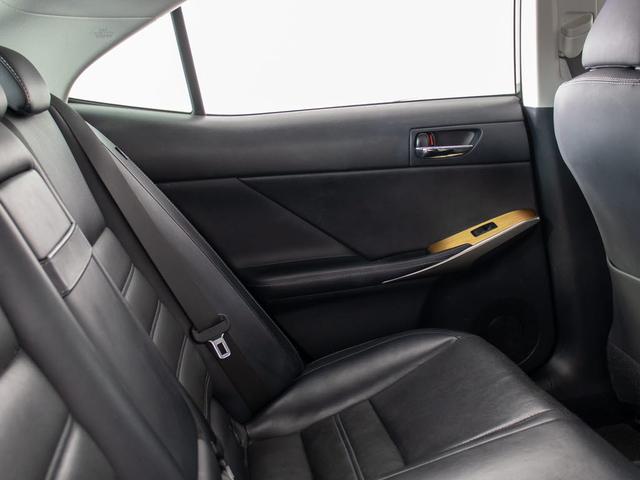 ＩＳ ＩＳ３００ｈ　バージョンＬ　（禁煙車）（サンルーフ）（黒本革）（シートヒーター）（エアシート）（パワーシート）（コーナービューカメラ）（ＬＥＤヘッドライト）（オートクルーズ）（ＳＤナビ）（バックモニター）（Ｂｌｕｅｔｏｏｔｈ）（27枚目）