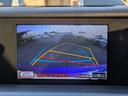 カラーバックカメラが付いています！バックにギアを入れると、後方視界が自動的にマルチ画面に映し出されます！夜も明るく見えますので、すごく便利！！一度使うとカメラ無しには乗りたくない程！