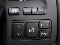 ヘッドアップ・ディスプレイ（ＨＵＤ）現在のスピードや、前方の車線情報など、運転に必要な情報を、目の前のウインドウガラスに表示する機能です。これにより、目線の移動が少なく済み、安全です。 4