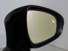 ＢＳＭ（ブラインドスポットモニタ）！隣の車線を走る車両をレーダーで検知し、ドアミラーでは確認しにくい後側方エリアに存在する車両に加えて、急接近してくる車両も検知します。 5