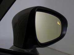 ＢＳＭ（ブラインドスポットモニタ）！隣の車線を走る車両をレーダーで検知し、ドアミラーでは確認しにくい後側方エリアに存在する車両に加えて、急接近してくる車両も検知します。 4